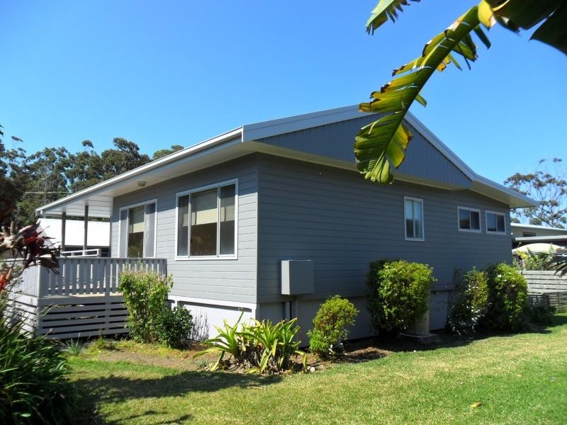 4 Tudor St, Smiths Lake NSW 2428