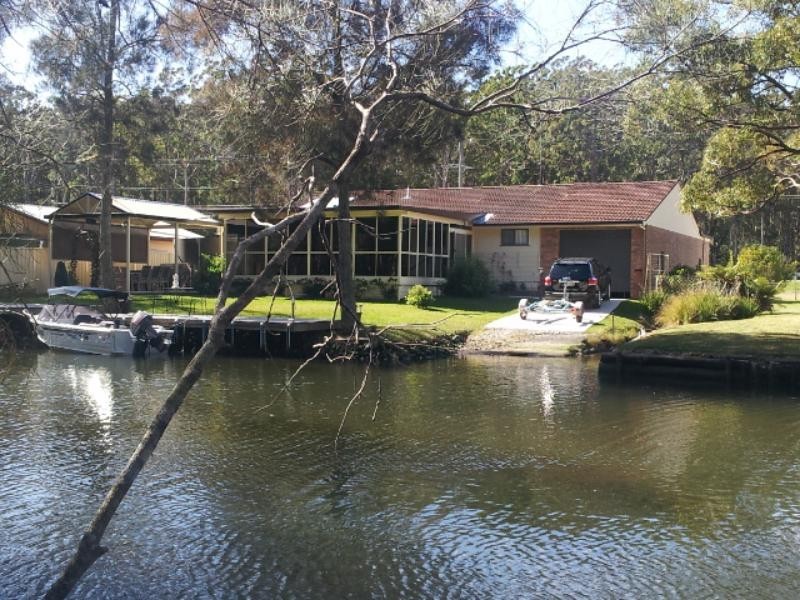 207 Charlotte Bay St, Charlotte Bay NSW 2428