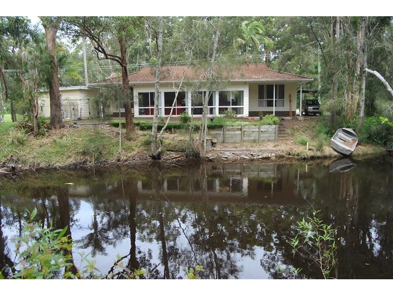 220 Charlotte Bay St, Charlotte Bay NSW 2428