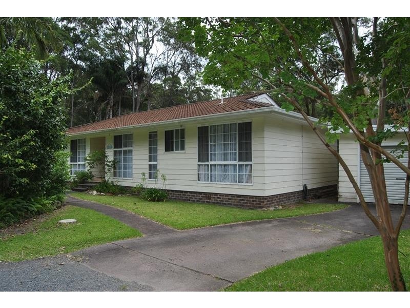 220 Charlotte Bay St, Charlotte Bay NSW 2428