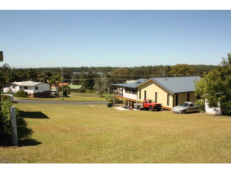 5 Binalong Cres, Coomba Park NSW 2428