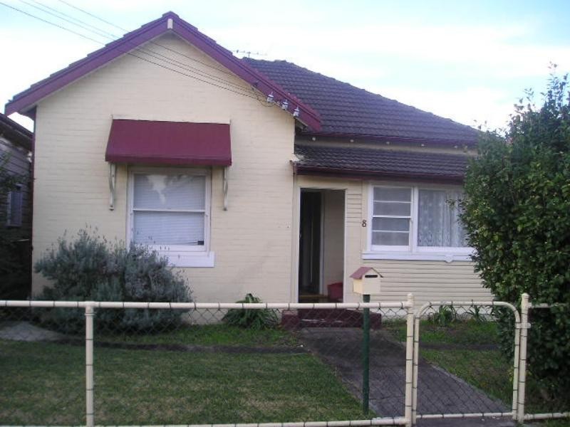 8 Barclay St, Mayfield NSW 2304