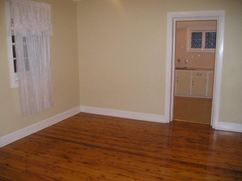 8 Barclay St, Mayfield NSW 2304