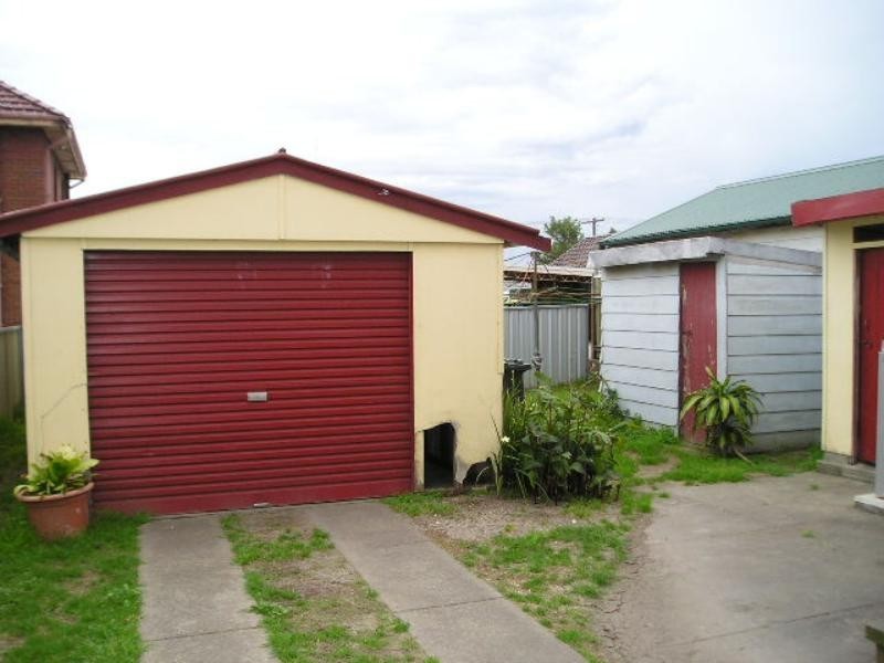 4 barton St, Mayfield NSW 2304