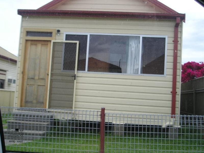 4 barton St, Mayfield NSW 2304