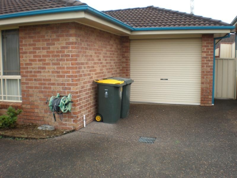 2/5 Loderi Pl, Warabrook NSW 2304