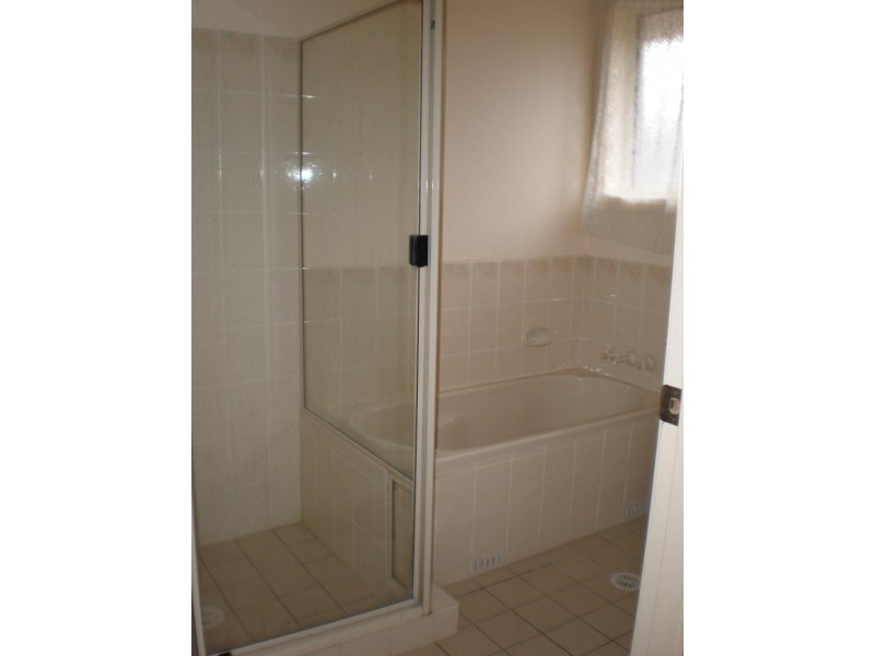 2/5 Loderi Pl, Warabrook NSW 2304