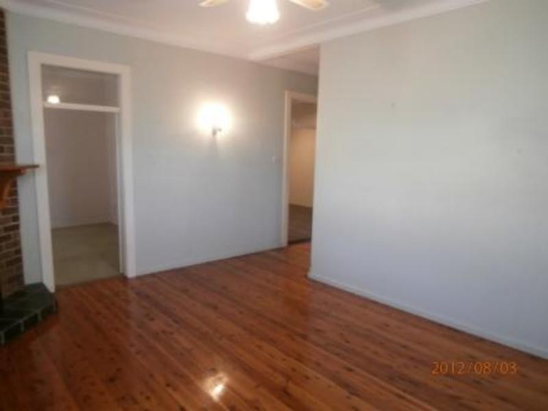 4 Crest Rd, Wallsend NSW 2287