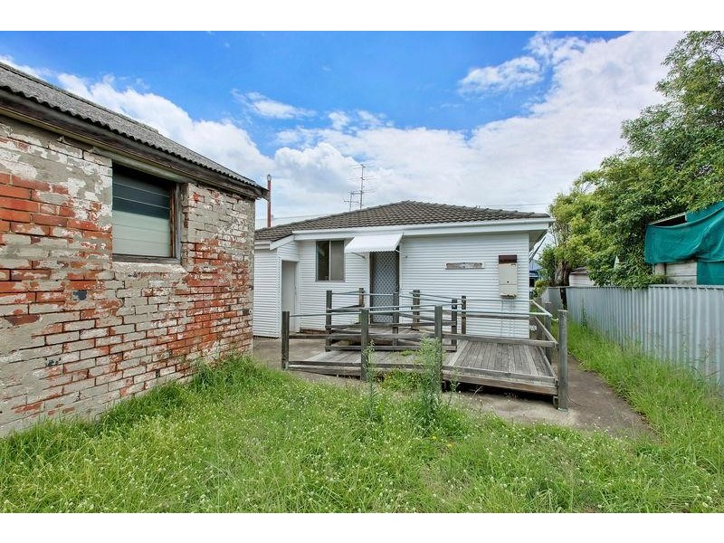 60 Maitland St, Stockton NSW 2295