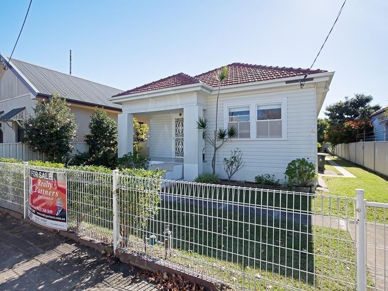 4 Sunderland St, Mayfield NSW 2304