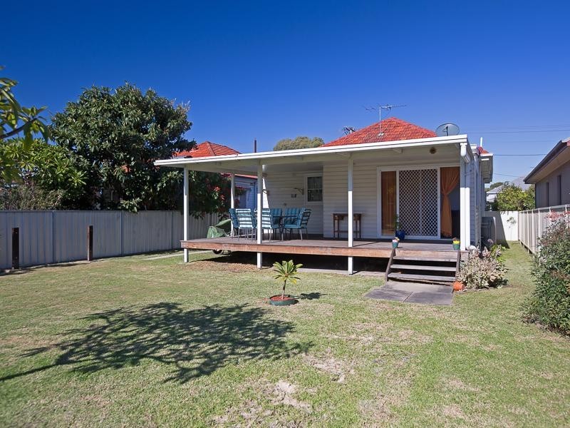 4 Sunderland St, Mayfield NSW 2304