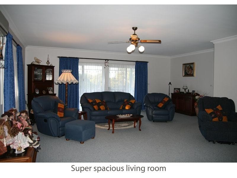 11 Blake Pl, Narrawallee NSW 2539