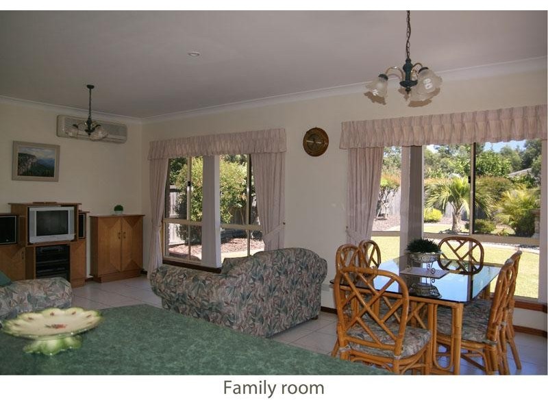 33 Leo Dr, Narrawallee NSW 2539