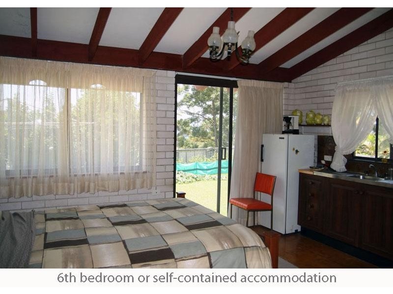 8 Manning Ave, Narrawallee NSW 2539