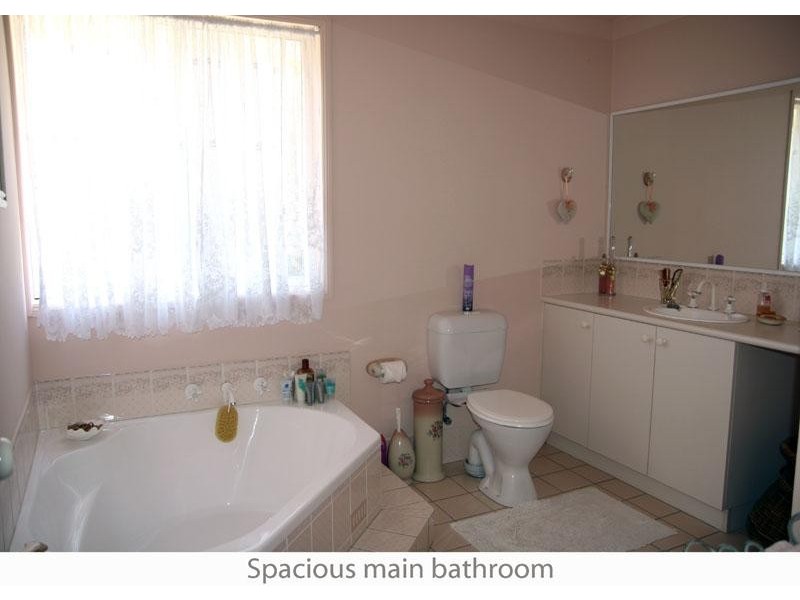 20 Valley Dr, Mollymook NSW 2539