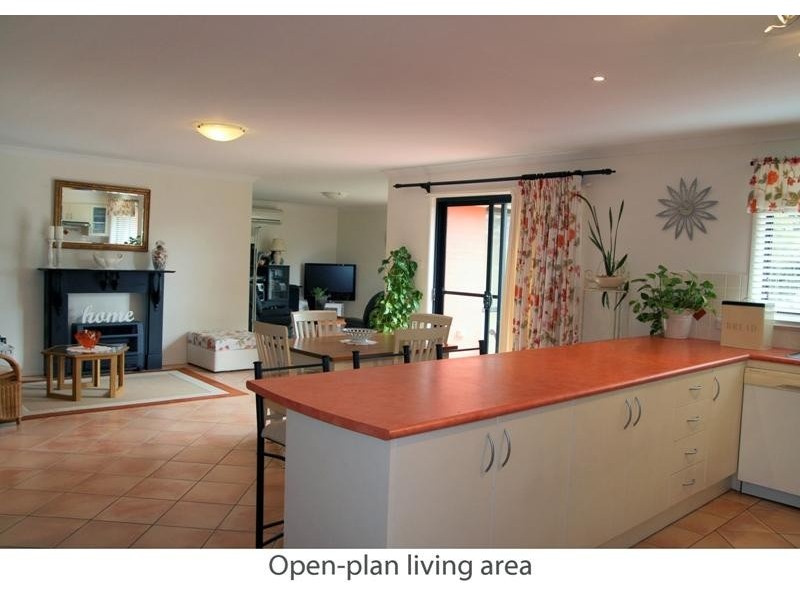 15 Blake Pl, Narrawallee NSW 2539