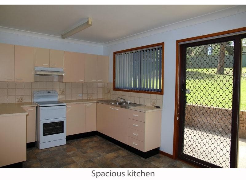 4 Libra Pl, Narrawallee NSW 2539