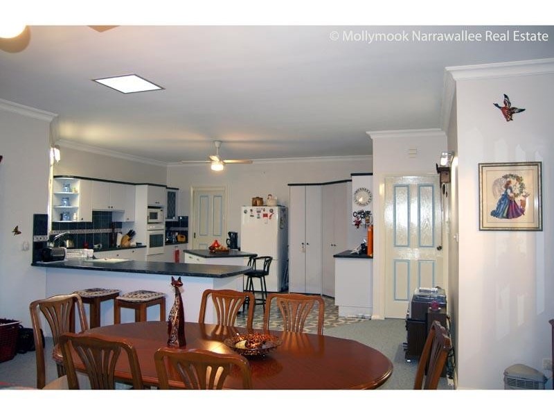 11 Blake Pl, Narrawallee NSW 2539