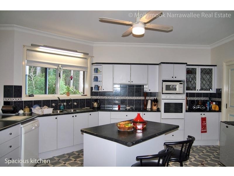 11 Blake Pl, Narrawallee NSW 2539
