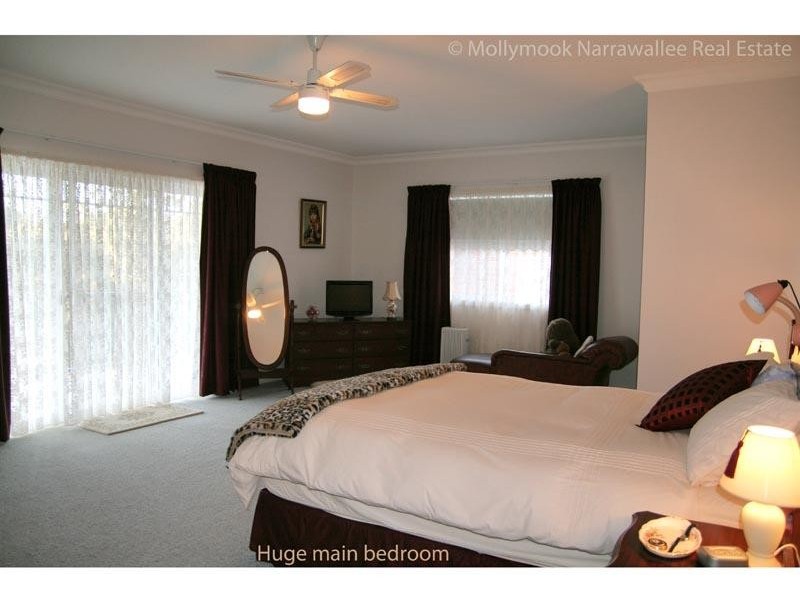 11 Blake Pl, Narrawallee NSW 2539