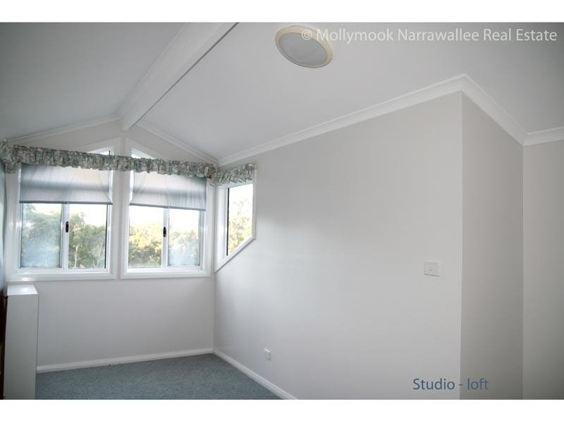 11 Blake Pl, Narrawallee NSW 2539