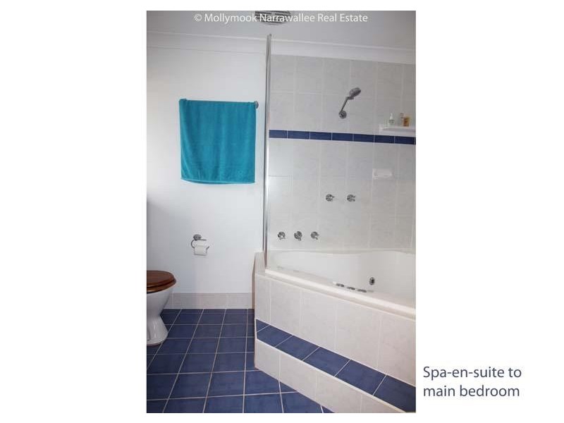 24 Manning Ave, Narrawallee NSW 2539