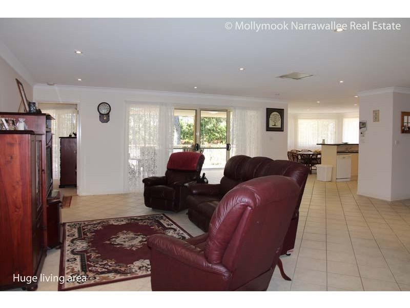 1 Blake Pl, Narrawallee NSW 2539