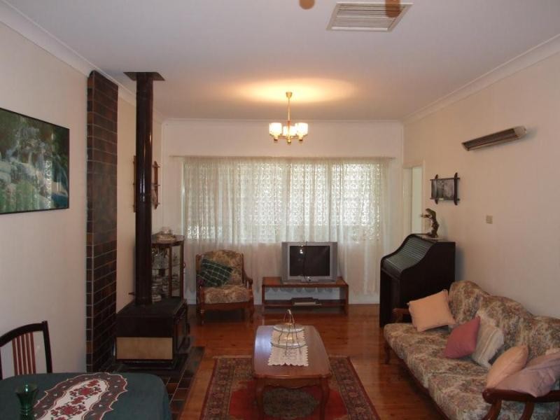 35 Railway Pde, Gravesend NSW 2401