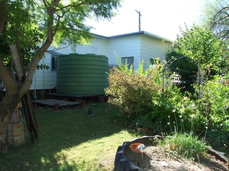 35 Railway Pde, Gravesend NSW 2401