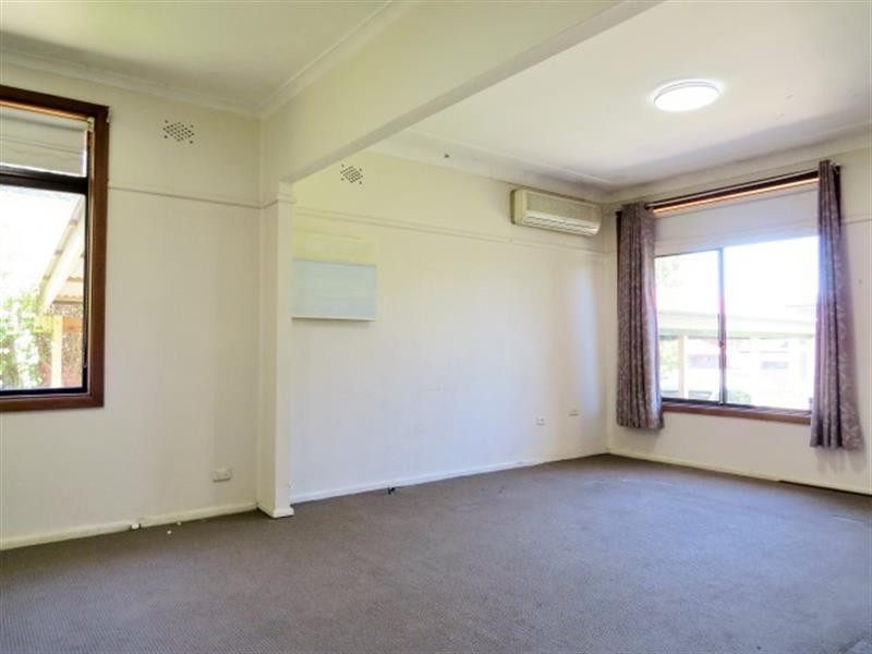 4 Robyn St, Revesby NSW 2212