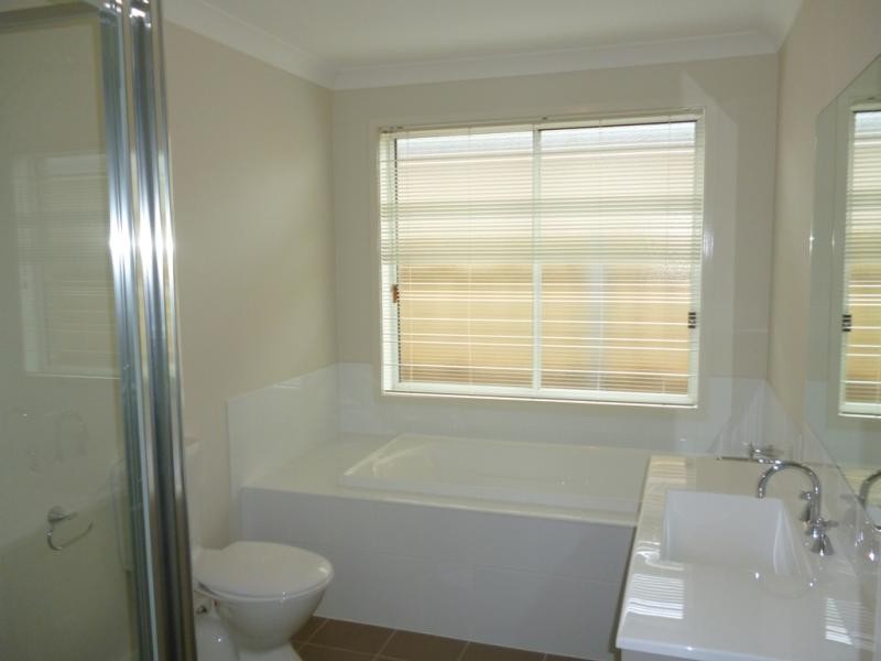 23 Ingleburn Gardens Dr, Ingleburn NSW 2565