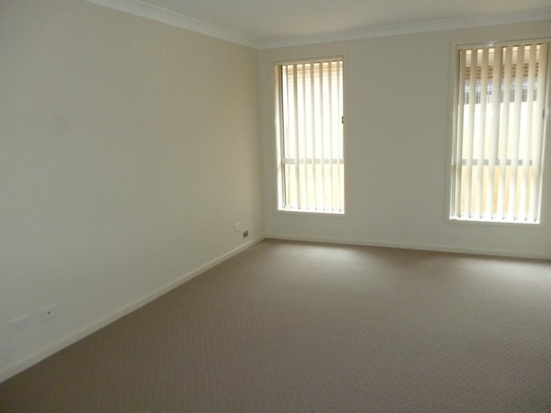 16 Ingleburn Gardens Dr, Ingleburn NSW 2565