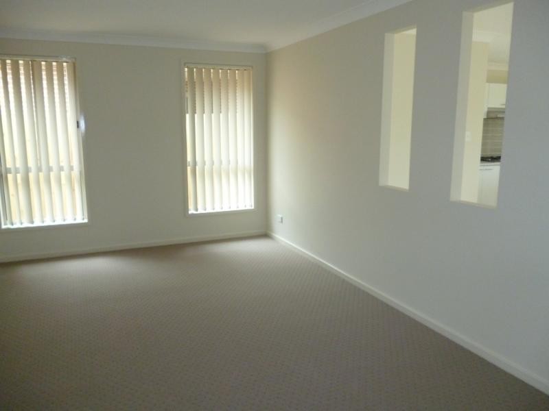 16 Ingleburn Gardens Dr, Ingleburn NSW 2565