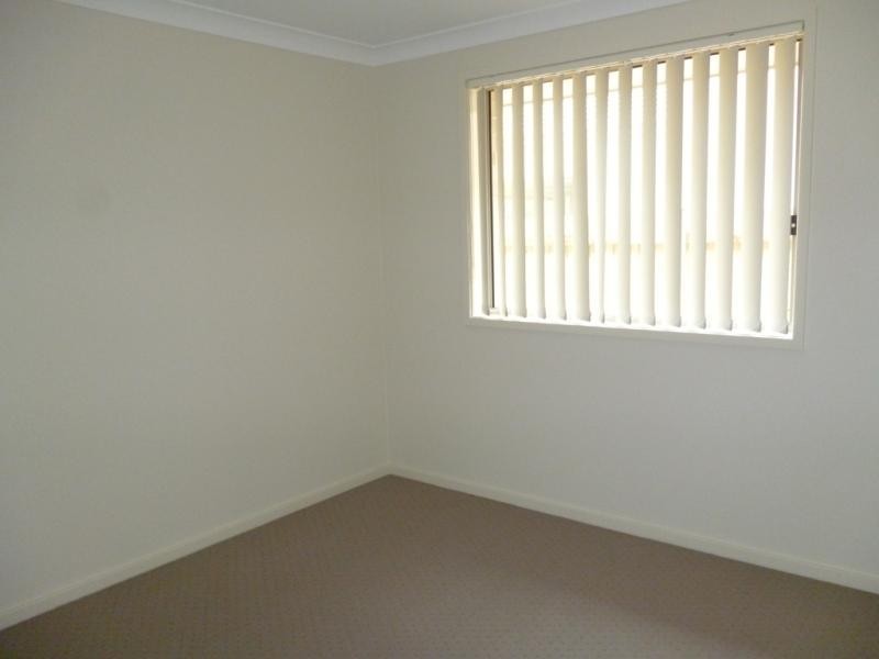 16 Ingleburn Gardens Dr, Ingleburn NSW 2565