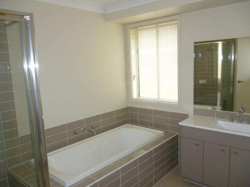 16 Ingleburn Gardens Dr, Ingleburn NSW 2565