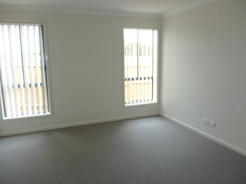 35 Ingleburn Gardens Dr, Ingleburn NSW 2565