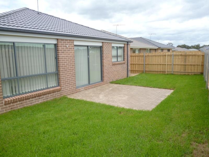 35 Ingleburn Gardens Dr, Ingleburn NSW 2565