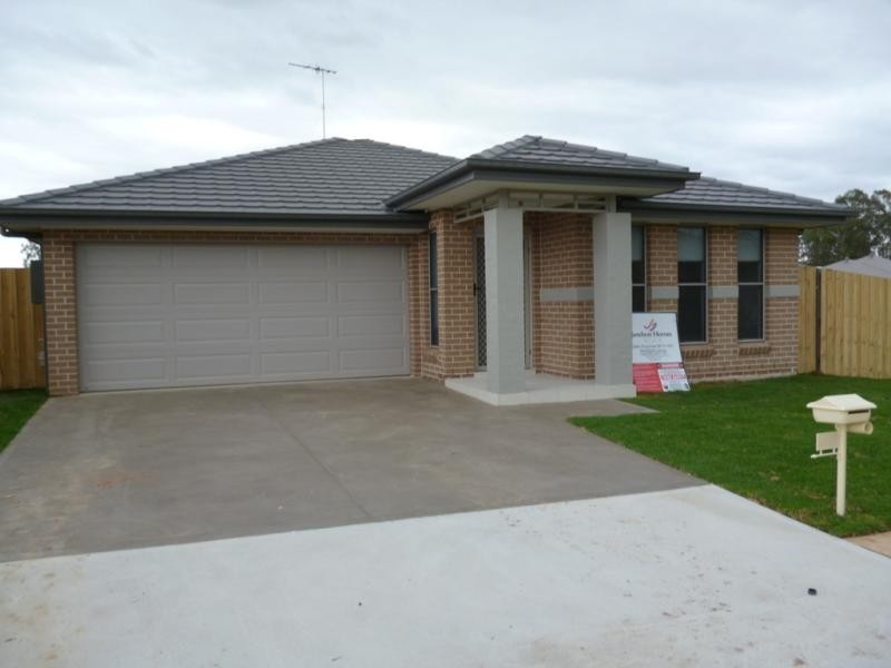 117 Ridgetop Dr, Glenmore Park NSW 2745