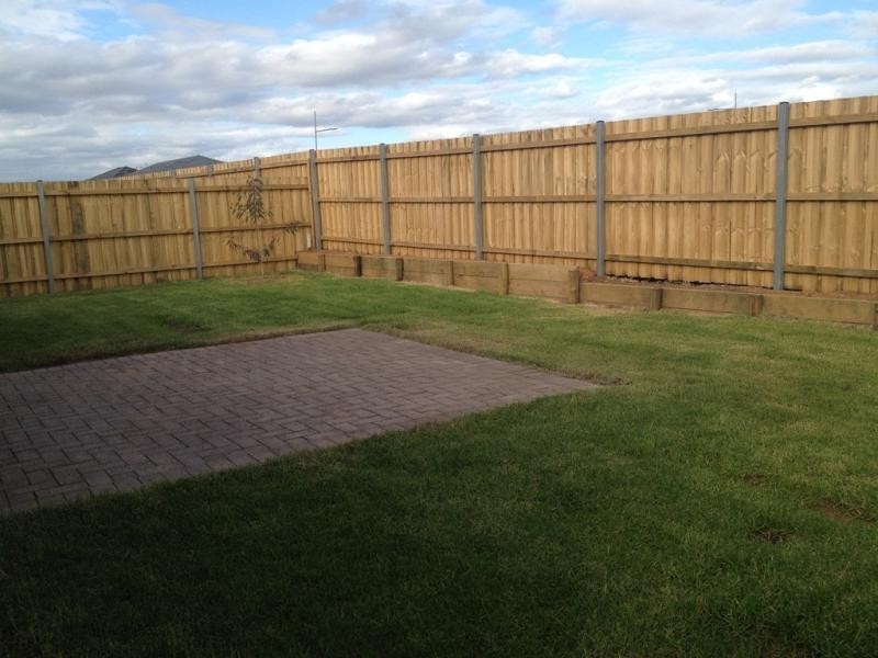 33 Ingleburn Gardens Dr, Ingleburn NSW 2565