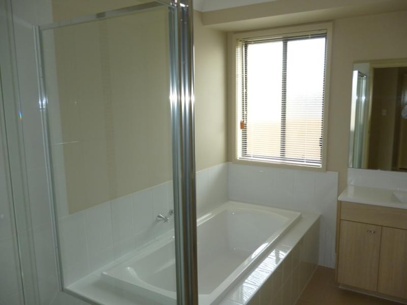 24 Ingleburn Gardens Dr, Ingleburn NSW 2565