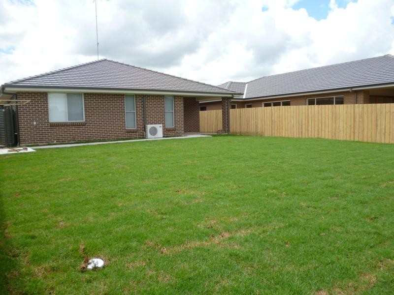 5 Sandstone Ave, Glenmore Park NSW 2745