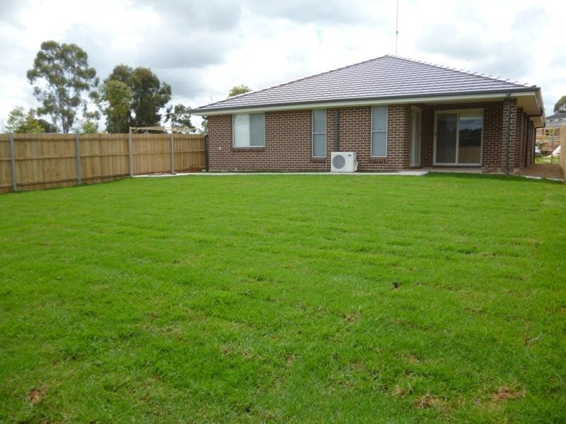 5 Sandstone Ave, Glenmore Park NSW 2745