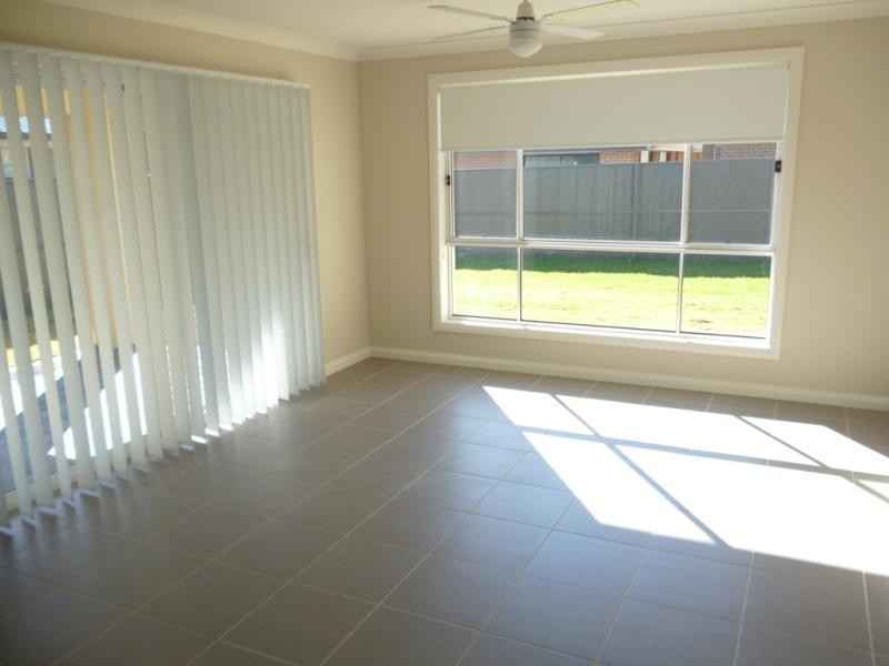 8 Marshall Ave, Ropes Crossing NSW 2760