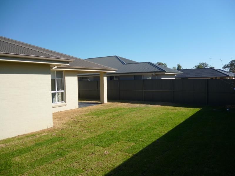 8 Marshall Ave, Ropes Crossing NSW 2760