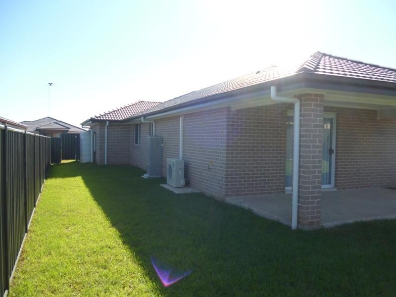 18 Foothills Tce, Glenmore Park NSW 2745