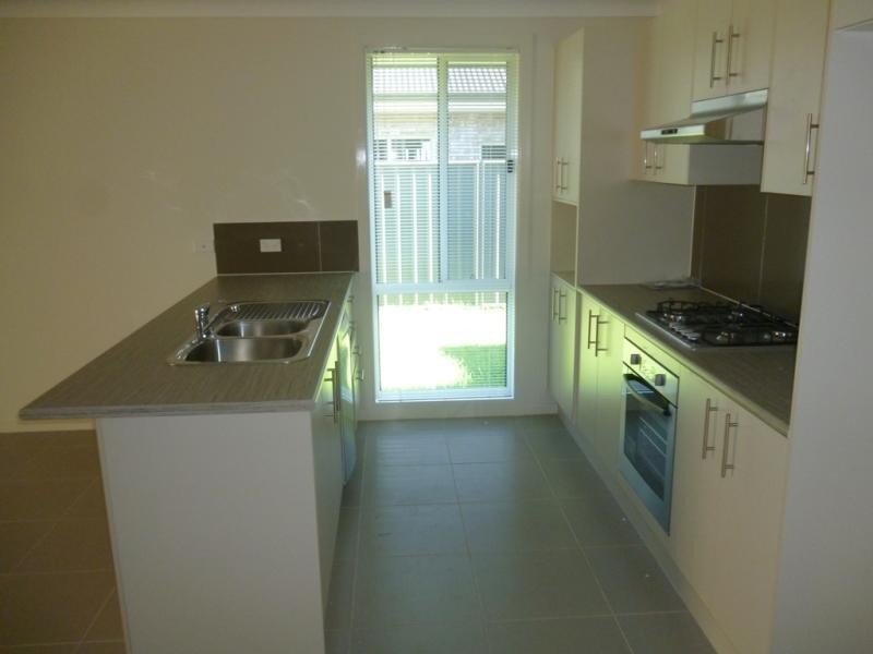 8 Foothills Tce, Glenmore Park NSW 2745