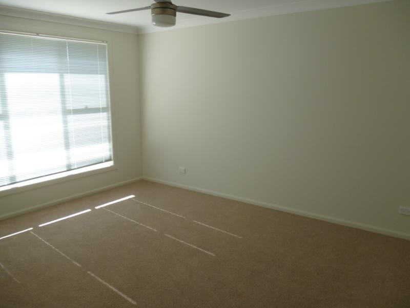 8 Foothills Tce, Glenmore Park NSW 2745