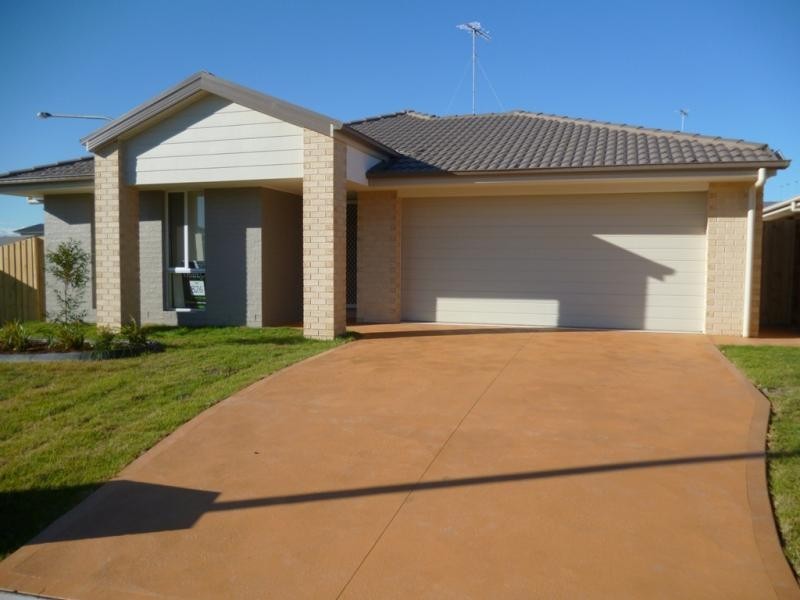 18 Tall Trees Dr, Glenmore Park NSW 2745