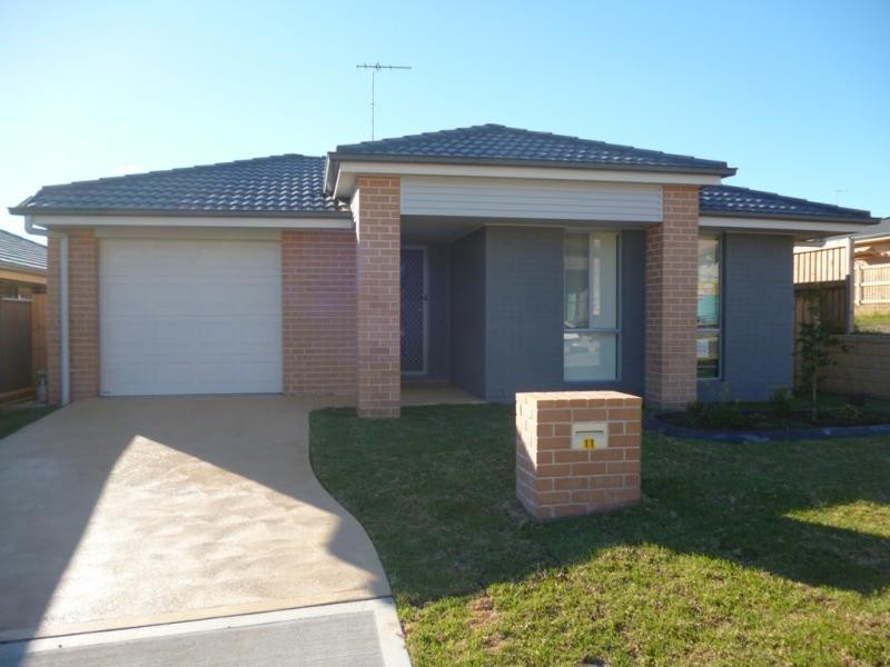 11 Blue View Tce, Glenmore Park NSW 2745