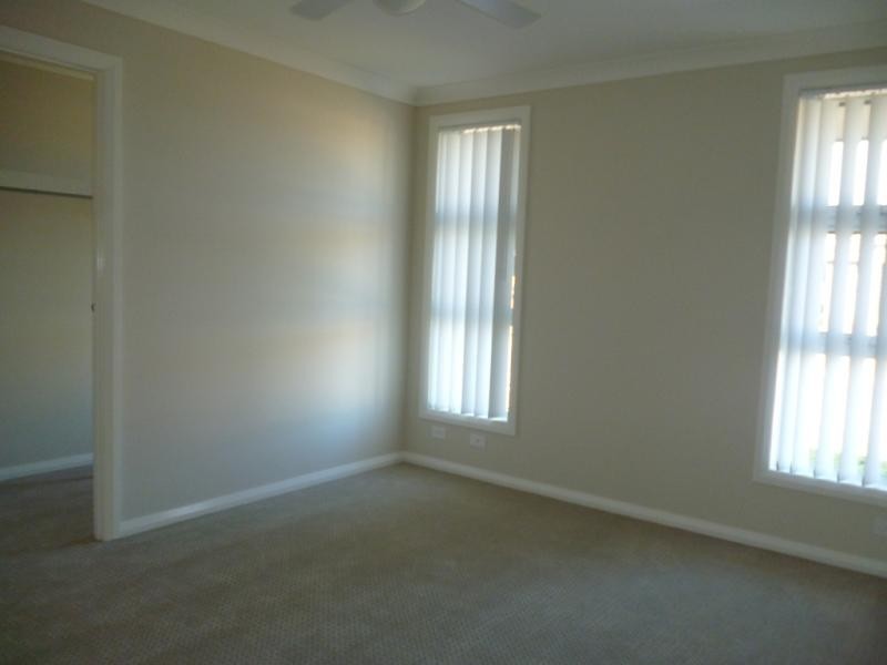 27 Finsbury Cres, Ropes Crossing NSW 2760